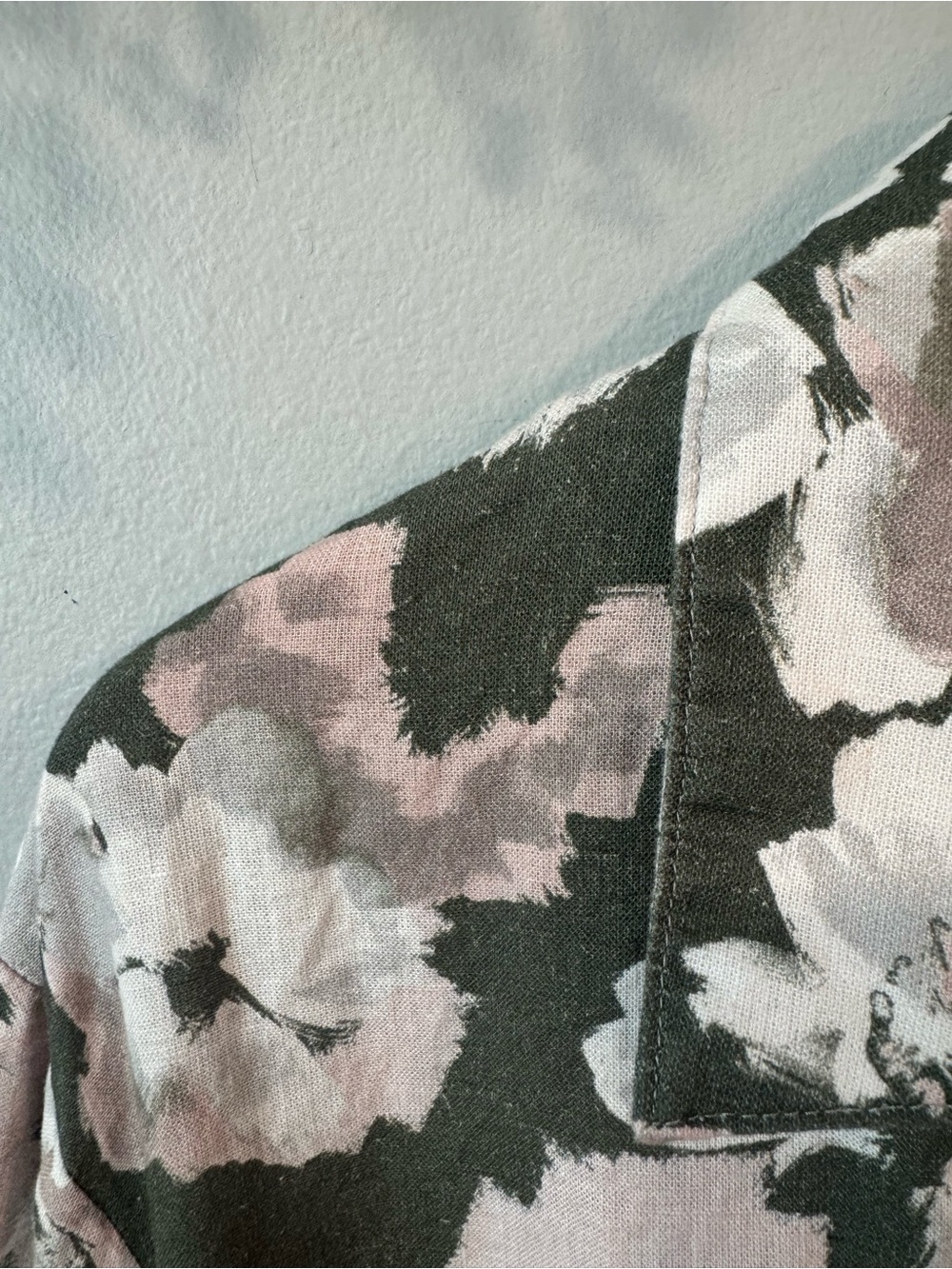 Nwt Kut from the Kloth Olive and Blush Floral Button-Front Short Sleeve Top - Picture 2 of 10